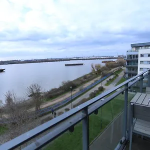 https://lovely-2-bed-2-toilet-hill-house-river-view-apartment.brighton-hotels-england.com